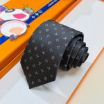 Lv男士领带系列，稀有展现精湛手工与时尚优雅的理想选择，此款真丝织就的Diamonds V领带以奢华的提花面料重新诠释经典的V字标识。手工缝线，质地轻柔，尽显驴