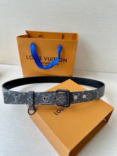 3.0宽 Lv D-Ring 腰带以 Monogram 丹宁布重绎源自 6 年的经典设计，巧妙融汇摩登笔触与功能元素，可为各式造型注入闲雅意趣。耀目针式搭扣点睛