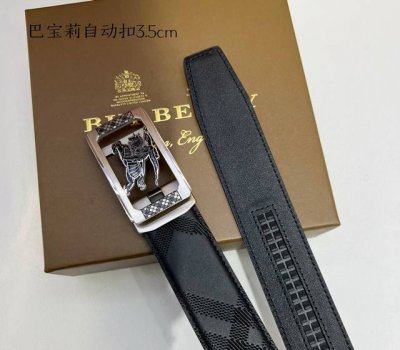 特 品牌： 巴宝莉 新款进口小牛皮，手感柔软。搭配纯钢自动精品钢扣，宽度：3.5Cm