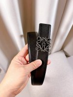特 Loewe 罗意威 专柜最新同款腰带 双面头层牛皮 正反面两穿腰带 选用压纹丝绸牛皮革制成 反复anagram图案 配有loewe Anagram针扣 男神
