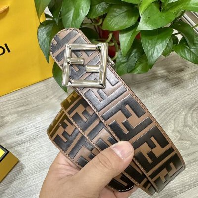 图片包装+10 Fendl 芬迪 专柜同款 宽40Mm 标志造型宽皮带。钉扣式带扣。棕色小牛皮制成。印有浮雕手绘黑色与棕色 Ff 图案。镀金表面金属制品，品质保