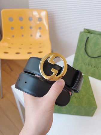 Gucci 新款圆形互扣式双G搭扣，配饰和成衣单品继续焕新演绎和呈现品牌经典细节。这款黑色皮革腰带的独到亮点就是经典交织字母配件的新颖诠释。本款腰带时尚百搭休闲 - 点击图像关闭