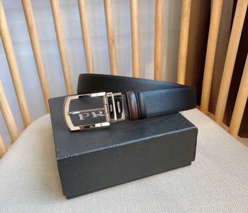 Prada 普拉达 这款可双面佩戴的腰带一面采用标志性的Saffiano皮革制作 承载着品牌象征性的图案 释放优雅与现代气息 宽:3.5Cm