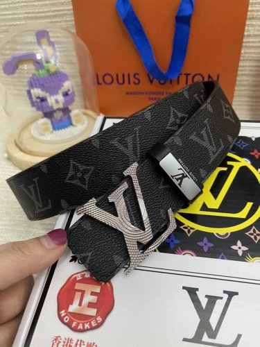 品名：Lv..路易..威登原单 材质：原单牛皮腰带 百分百头层牛皮腰带保证真皮，24K纯钢扣，专柜原单品质、做工精细，时尚大牌，送人自用首选 包装： 请认准如图