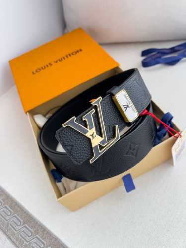 品名： Lv..路易..威登腰带皮带原单 型号：挂扣，经典纯钢材质挂扣，头层牛皮，图片实物拍摄 材料：头层牛皮，挂扣系列，纯钢材质扣头，钯镀电镀工艺永不掉色。原