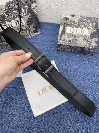 迪奥550 Cm。 特 这款 Montaigne Avenue 腰带从同名手袋汲取灵感，采用黑色光滑 牛皮革精心制作，质感柔软，设计优雅，饰以富有光泽的新款金色 - 点击图像关闭