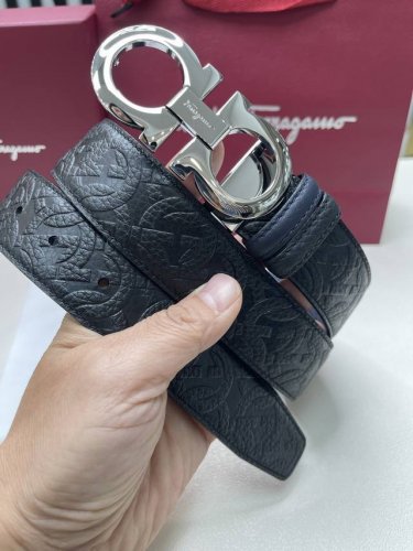 菲拉双面进口小牛皮，手感细腻柔软。搭配纯铜精品扣，男士必备！宽度：3.5Cm