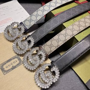 特 古奇 新款 Gg Supreme帆布是品牌的一款代表性面料，其灵感源自30年代的典藏设计。互扣式双g以钯金色调配件亮眼呈现，致敬品牌悠久传承。 米色和乌木色