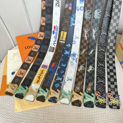 特 寬：40Mm 驢家當季新品 寬度40Mm 訂制帆布面料融入粉筆塗鴉風格效果 襯托柔軟原廠小皮 搭配當季最新款三色五金扣 雙面可用