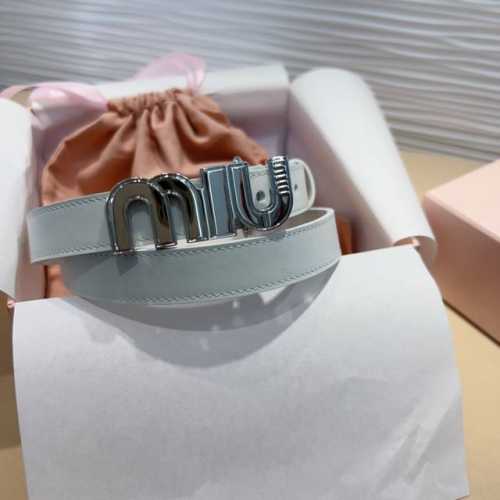 Miu Miu 这款皮革腰带是提升别致造型品味的理想之选。 醒目的标志性徽标装点搭扣，营造精致撞色与纹理效果。缕空m I U设计别致. 宽度: 2Cm 尺寸75