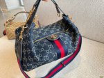 Gucci 新款 Hobo 腋下包 今天的气场是Hobo给的！！！ 这个包真的非常融入日常，随性又时髦 包身容量很大但又轻便小巧能很好的满足日常出门 而且肩带比