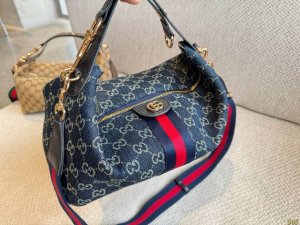 Gucci 新款 Hobo 腋下包 今天的气场是Hobo给的！！！ 这个包真的非常融入日常，随性又时髦 包身容量很大但又轻便小巧能很好的满足日常出门 而且肩带比