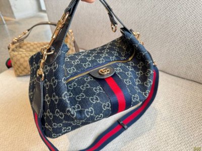 Gucci 新款 Hobo 腋下包 今天的气场是Hobo给的！！！ 这个包真的非常融入日常，随性又时髦 包身容量很大但又轻便小巧能很好的满足日常出门 而且肩带比
