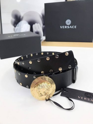 皮革腰带，以经典 Versace 美杜莎头像装饰，皮带配有闪亮五金，增添造型魅力。完美时尚必备单品。4.0宽