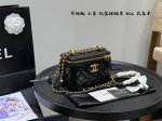 礼盒包装 升级版！ 这个Chanel 香奈儿双金球化妆盒我心动了长盒子 Chanel 香奈儿新版金球链条可调节肩带长盒子化妆包盒子包单肩斜挎包 对这只真的毫无抵