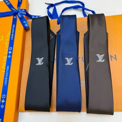 Lv官方新款男士领带系列 Lv字母提花领带 ，稀有展现精湛手工与时尚优雅的理想选择，这款领带将标志性的路易威登Damier图案以同色调手法演绎的更显雅致风范。让