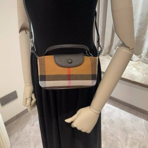 Burberry巴宝莉手机包，经典格子帆布拼接牛皮，斜挎小包官网同款 Mini手提包包 生活出门不需要带现金的时代，这个包完全可以满足你日常使用 尺寸：18X1