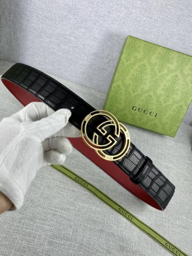 宽度4.0Cm Gucci Marmont系列每一季都会推陈出新，为灵感源于70年代的标志性Gg钢扣配件注入现代精髓。这款钻石Gg 热压经典款腰带反面采用两面头