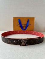 4.0宽Lv Dimension Sunset 双面腰带取材 Monogram 涂层帆布，以温暖色调再现晨光夕照的美妙意境，再借瞩目渐变效果搭扣捕捉时间流逝之美