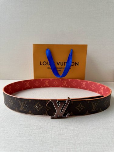 4.0宽Lv Dimension Sunset 双面腰带取材 Monogram 涂层帆布，以温暖色调再现晨光夕照的美妙意境，再借瞩目渐变效果搭扣捕捉时间流逝之美