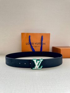 本季新款4.0宽 Lv印记可逆皮带为下班时的外观带来了新鲜的街头服饰精神。受教练鞋底的启发，皮革表带上凹陷了 “Vuitton” 的名称，而Lv首字母扣则带有色