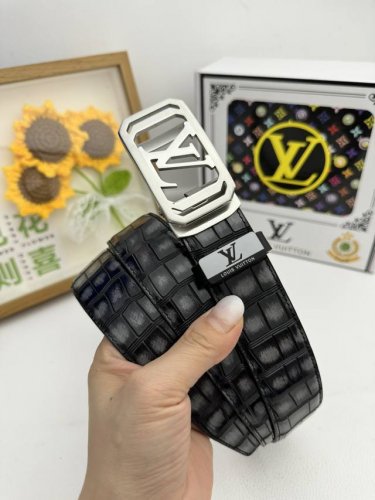 品名：Lv..路易..威登自动带 材质：原单牛皮腰带 百分百头层牛皮腰带保证真皮，24K纯钢扣，专柜原单品质、做工精细，时尚大牌，送人自用首选包装： 请认准如图