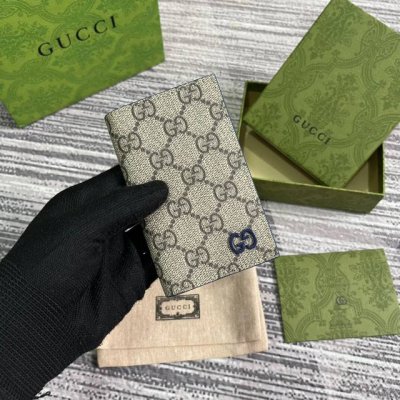 顶配版 饰Gg细节长款卡片夹。Gucci典藏元素Gg细节与活力配色巧妙糅合。这款长款卡片夹以Gg Supreme帆布匠心打造，巧妙融入蓝色撞色细节，为这款小巧的