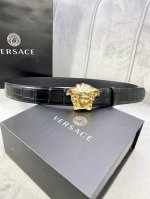 宽度4.0Cm 范思哲versace标志：腰带扣上的3D美杜莎，赋予该款palazzo腰带很高的辨识度。腰带采用饰有mock Croc印花的柔软牛皮革制作。 D