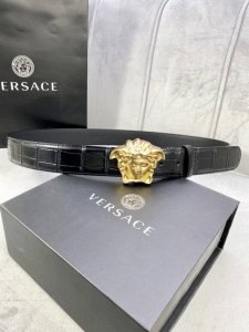 宽度4.0Cm 范思哲versace标志：腰带扣上的3D美杜莎，赋予该款palazzo腰带很高的辨识度。腰带采用饰有mock Croc印花的柔软牛皮革制作。 D