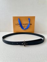 2.0宽 Lv Iconic 腰带令传统元素焕现摩登魅力。纤细尺寸可穿过束带圈或单独收拢腰线，Iconic 搭扣流露优雅格调，双面设计实现更多造型可能一面 Mo