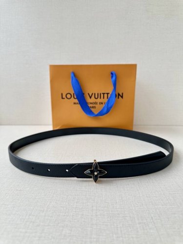 2.0宽 Lv Iconic 腰带令传统元素焕现摩登魅力。纤细尺寸可穿过束带圈或单独收拢腰线，Iconic 搭扣流露优雅格调，双面设计实现更多造型可能一面 Mo
