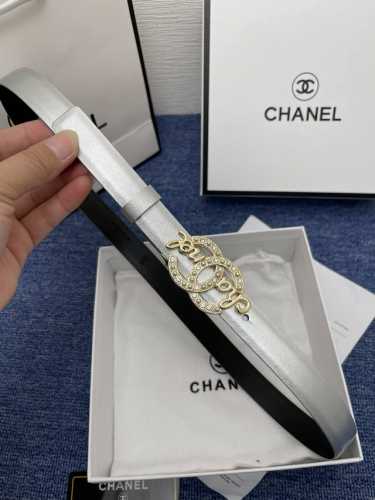 品牌香奈儿女带 描述双面原版皮可调节式皮带，小牛皮材质，配有钯金色和银色钢金属扣 牛皮材质 不锈钢 香奈儿扣 2.0厘米 意大利制造 腰带为意大利尺寸，请在购买