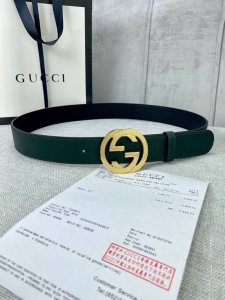 特P200 宽度3.8Cm Gg Marmont系列每一季都会推陈出新，为灵感源于70年代的标志性原版Gg6.0Cm钢扣配件注入现代精髓。这款双色头层牛皮腰带