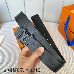 宽度：40Mm 进口ep水波纹衬托原厂小牛皮底压花！饰有高级丝印logo视觉效果 搭配2023冬季最新款配皮五金 双面用