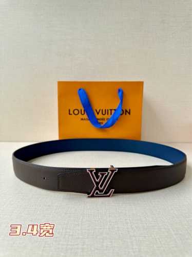 lv Heritage 双面腰带3.4宽 选取粒面皮革和纳帕皮革，新款 Lv 搭扣。微弧形边缘和摩登形状末端见证细致匠心，为考究人士带来赠礼佳选