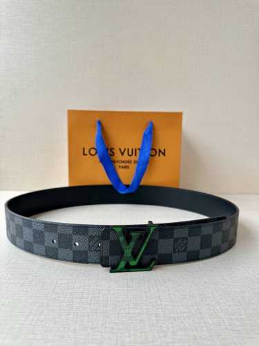 4.0宽 此款双面腰带以标志性的 Lv Initiales 搭扣搭配全新 Monogram Eclipse 帆布。展现细腻的品牌特质，此款腰带是路易威登皮具与鞋
