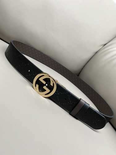 特 双面经典热压款 3.7双面腰带，一侧为Gucci Signature皮革，反面一侧为单色皮革。配以互扣式双G带扣
