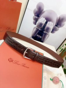Loro Piana诺悠翩雅腰带以牛皮制成，具有丝滑柔软的哑光效果。搭配精致装束的理想之选。Loro Piana 标识的镀钯饰面金属方扣，3.5㎝宽