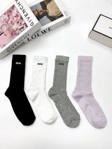 配包装 DDD 一盒4 双 DDD 缪缪 Miumiu 经典字母Logo 超薄无骨中筒袜，纯棉 条纹小腿袜 堆堆袜 DDD Ins爆款！专柜在售Ing 原单货！