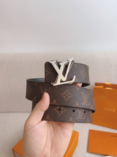 高端品質，實物拍攝 批￥ 配全套禮盒 ： Lv路易威登 原版品質 代工廠貨品 40Mm寬度 正品一體鑄造五金鋼扣，原廠皮料 雙面原廠定制面料，可雙面使用！區別市