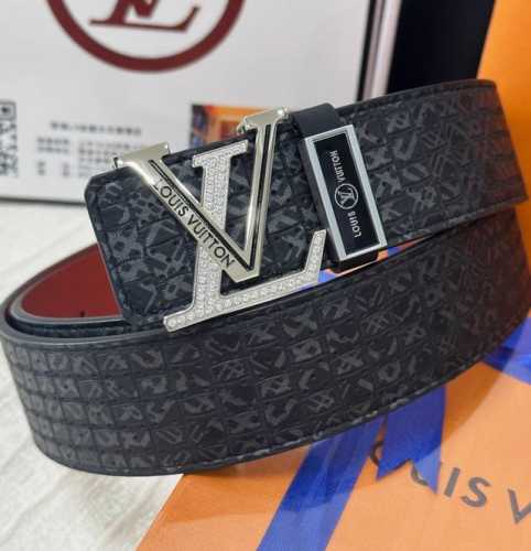 皮带：Lv.路易威登顶级复刻- 腰带：原单品质百分百进口原厂头层牛皮，保证真皮。内穿暗扣尾巴自动滑道系列，雕花镂空镶钻石设计24K纯钢扣材质，采用真空电镀工艺