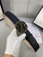 宽度4.0Cm Gucci 互扣式双G钢扣腰带，采用热压印技术的Gucci Signature皮革精制而成，触感厚实，印花图案清晰分明。