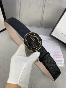 宽度4.0Cm Gucci 互扣式双G钢扣腰带，采用热压印技术的Gucci Signature皮革精制而成，触感厚实，印花图案清晰分明。