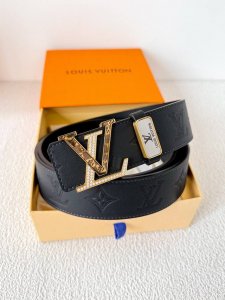 品名： Lv..路易..威登腰带皮带原单 型号：挂扣，经典纯钢材质镶钻挂扣，头层牛皮，图片实物拍摄 材料：头层牛皮，挂扣系列，纯钢材质扣头，钯镀电镀工艺永不掉色