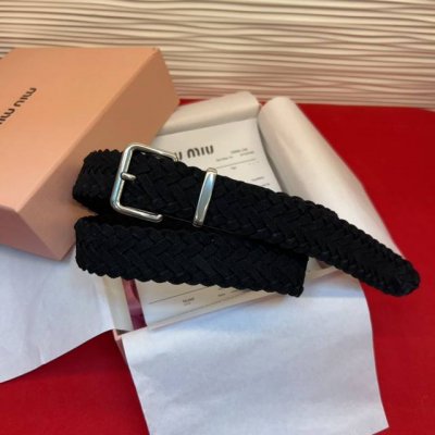 春秋经典腰带款质感十足 独特风格 时髦中带着随性和酷感.达到修身效果3.0Cm均码。编织鹿绒面料