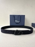 宽度3.5Cm Dior 这款砂黑 金 白 枪多色饰面 不锈钢腰带扣是春季男装系列新品，展示 Cd30 标志，灵感源自 B30 运动鞋。可与各式 35 毫米腰带