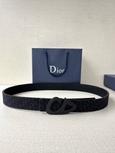 宽度3.5Cm Dior 这款砂黑 金 白 枪多色饰面 不锈钢腰带扣是春季男装系列新品，展示 Cd30 标志，灵感源自 B30 运动鞋。可与各式 35 毫米腰带
