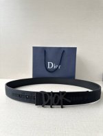 宽度3.5Cm Dior 这款不锈钢金属腰带扣是春季系列新品，展示 Cd Icon 标志和 Oblique Cosmo 图案，致敬 Dior 的经典图案。可与各