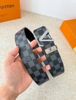 品名： Lv..路易..威登腰带皮带原单 型号：挂扣，经典纯钢材质挂扣，头层牛皮，图片实物拍摄 材料：头层牛皮，挂扣系列，纯钢材质扣头，钯镀电镀工艺永不掉色。原