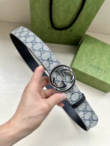 宽度3.8Cm Gg Marmont系列每一季都会推陈出新，为灵感源于70年代的标志性双G搭扣注入现代精髓。这款黑色米色和乌木色Gg Supreme帆布腰带反面